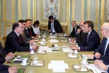 Emmanuel Macron recibió en París al presidente y al vicepres...