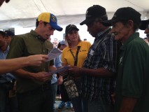 Capriles entregó implementos agrícolas y créditos a producto...