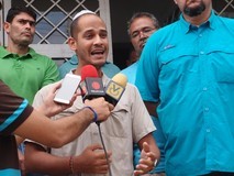 Miguel Malliotakis protesta junto a empleados de la alcaldía...