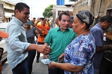 Tomás Guanipa llama a votar en la tarjeta donde aparece el r...