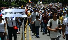 Primero Justicia exigió en la calle la fecha de la recolecci...