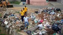 El desbordamiento de la basura impide el libre paso a peaton...